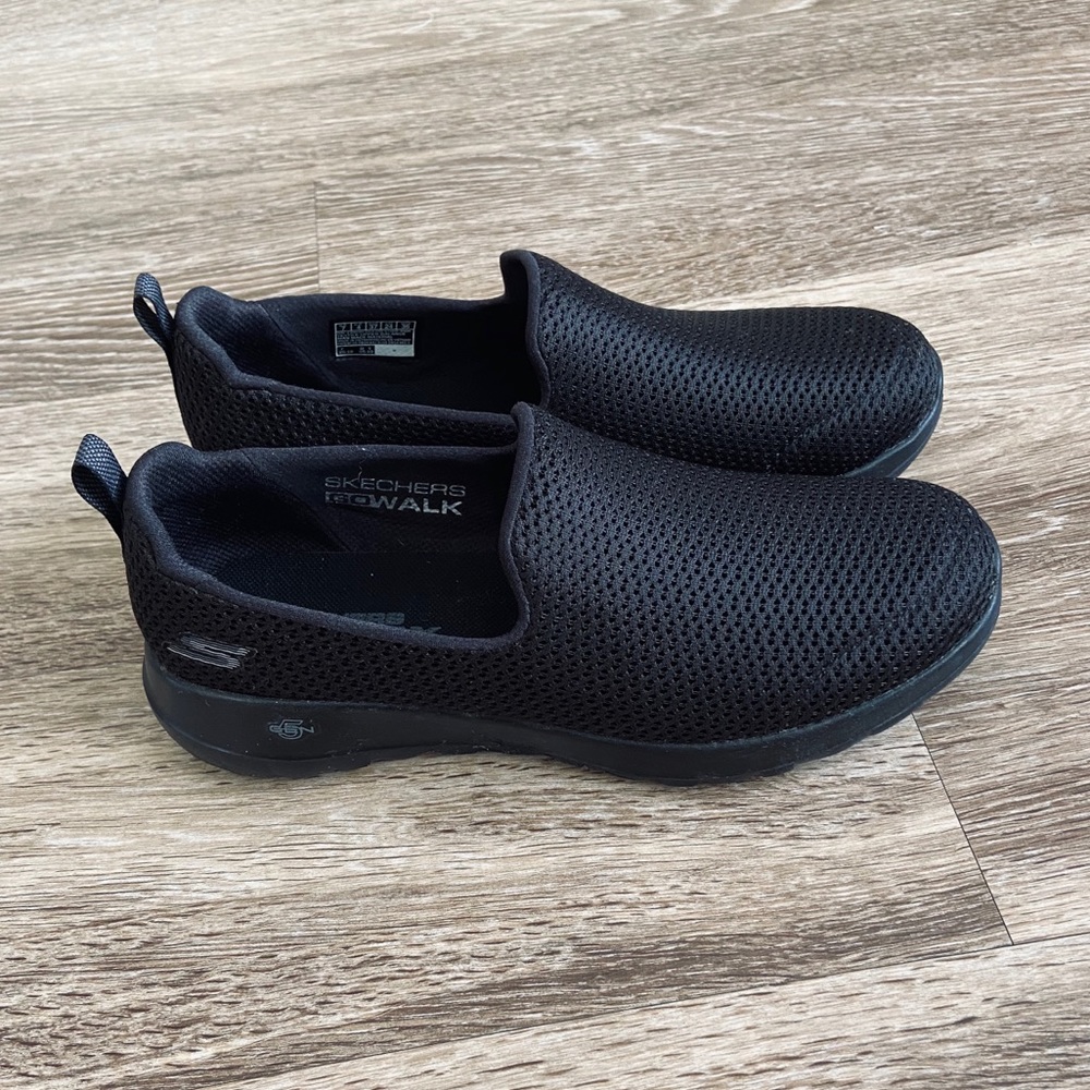 99% NEW. Sketchers GoWalk Sneakers
